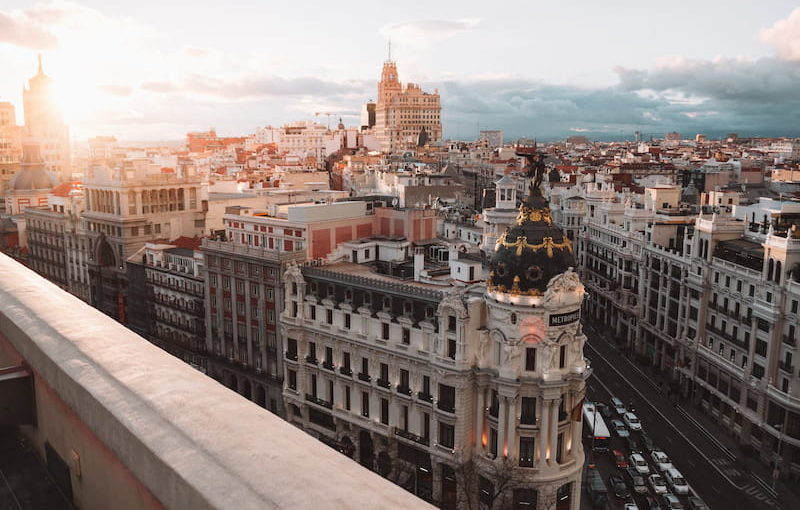 La oferta de vivienda nueva disminuye un 39% en Madrid y un 18% en Barcelona en el último año